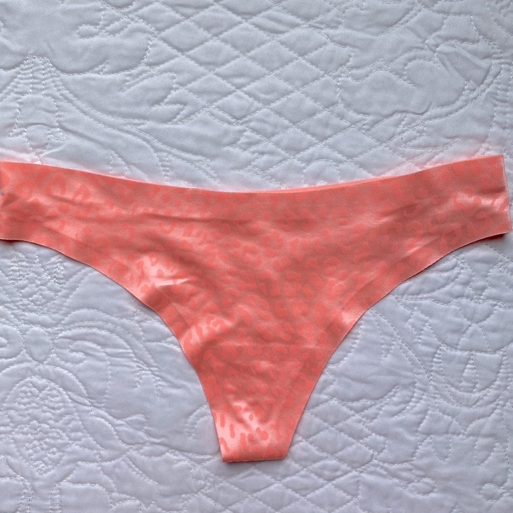 Victoria’s Secret Thong Seemless Sz S NWT